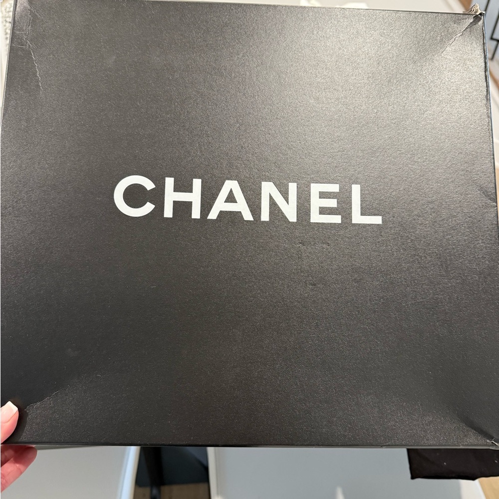 Chanel Quilted Ivory drawstring bag
On The Road Bucket Bag - Picture 3 of 14